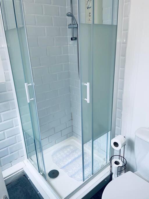 Homely 3 Bed Town House In Coventry City Centre المظهر الخارجي الصورة