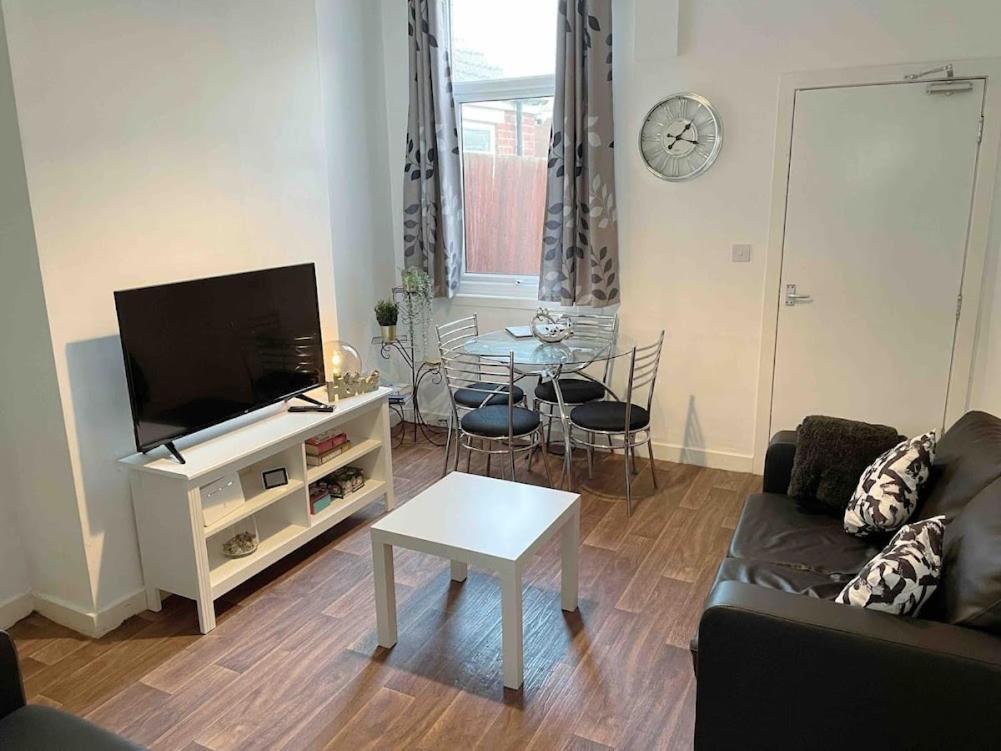 Homely 3 Bed Town House In Coventry City Centre المظهر الخارجي الصورة